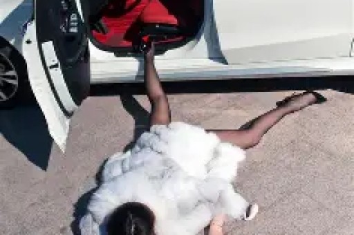 54岁杨钰莹穿牛仔外套+碎花裙好洋气差点认不出